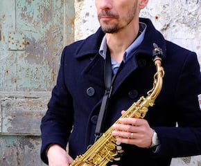 'Carlo Saxophonist's' Band Create Jazz-Inspired Environment