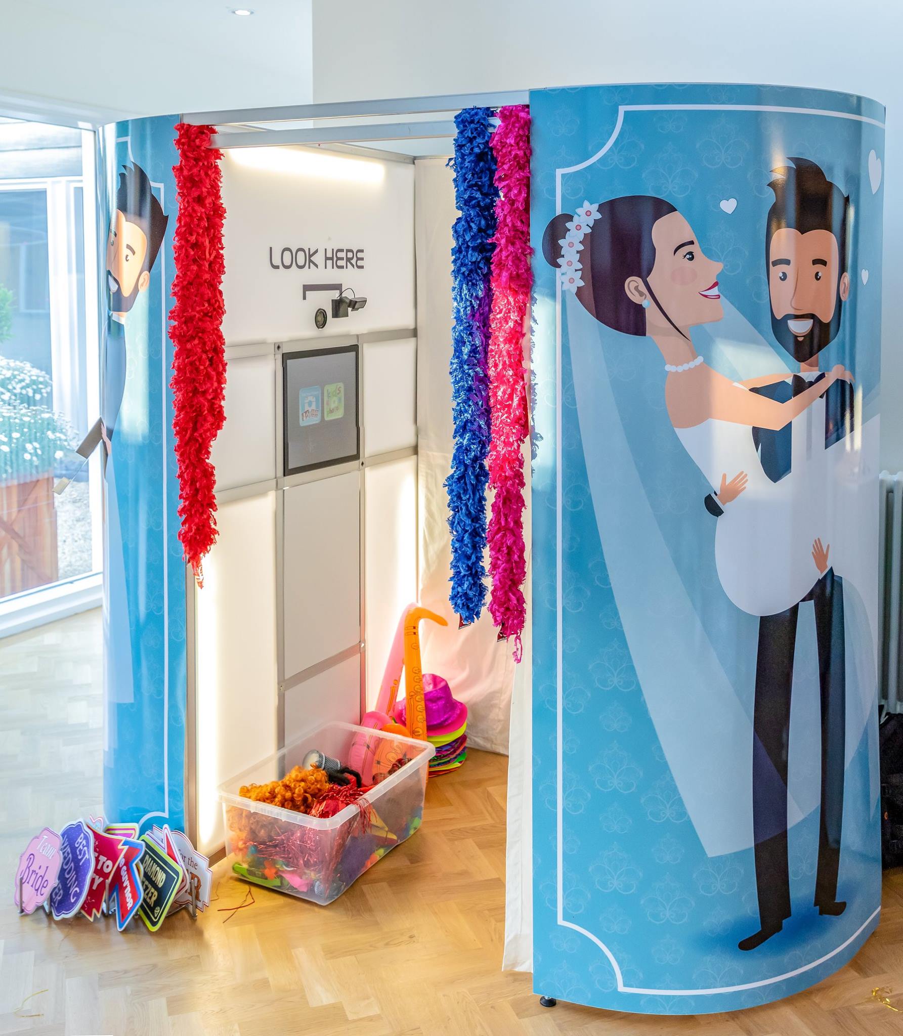 Stylish Oval Traditional Photo Booth For Your Event