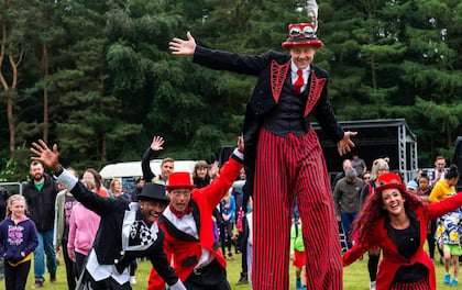 Stilt Walker Performance Guarantee To Grab Attention Of Your Guests