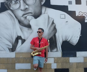 'Carlo Saxophonist's' Band Create Jazz-Inspired Environment
