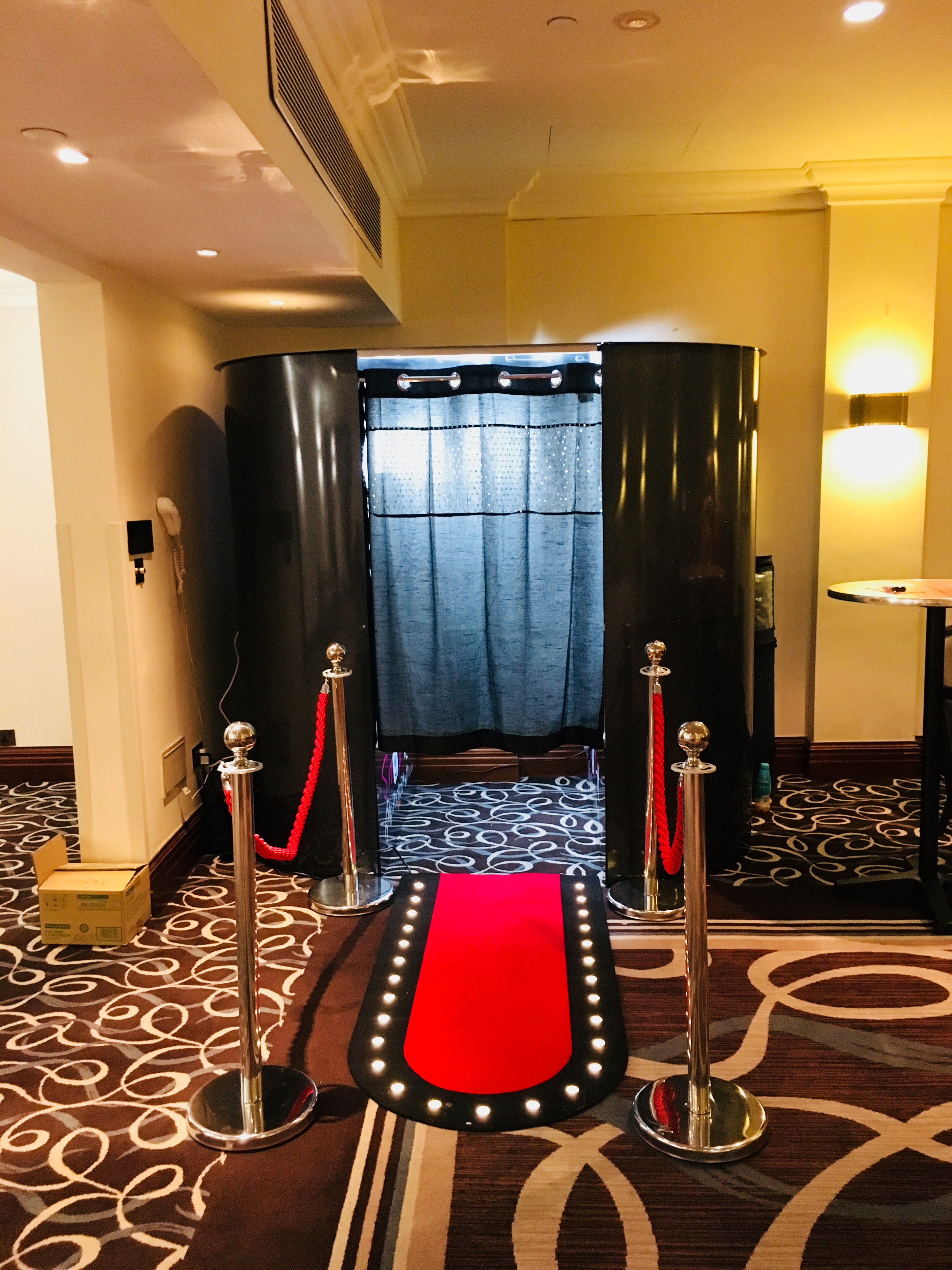 Amazing Classic Enclosed Photo Booth That Will Make You Smile