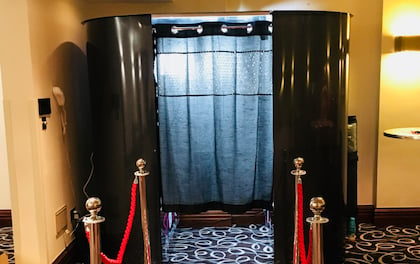 Amazing Classic Enclosed Photo Booth That Will Make You Smile