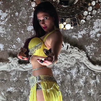Glamorous Bellydancer Caitlyn
