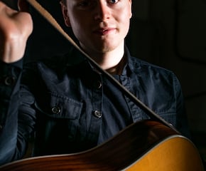 Singing Guitarist Olly Flavell with Wide Ranging Repertoire