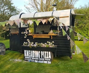 Mobile Pizzeria Creating Perfect Party Pizzas