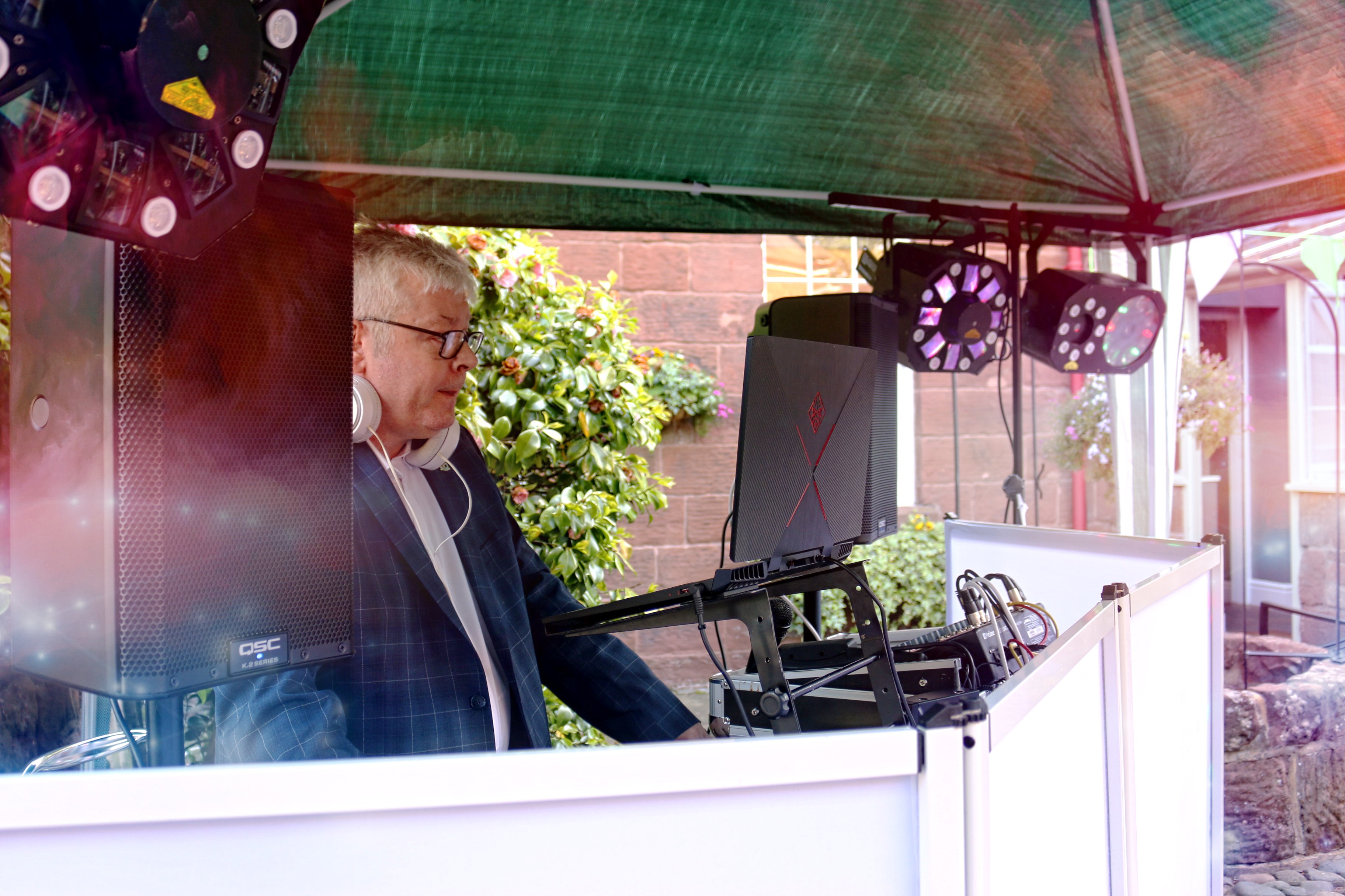 Highly Experienced DJ with High Spec Sound & Light Show