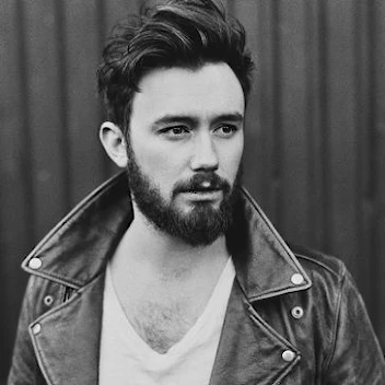 Lee - Singer/Guitarist